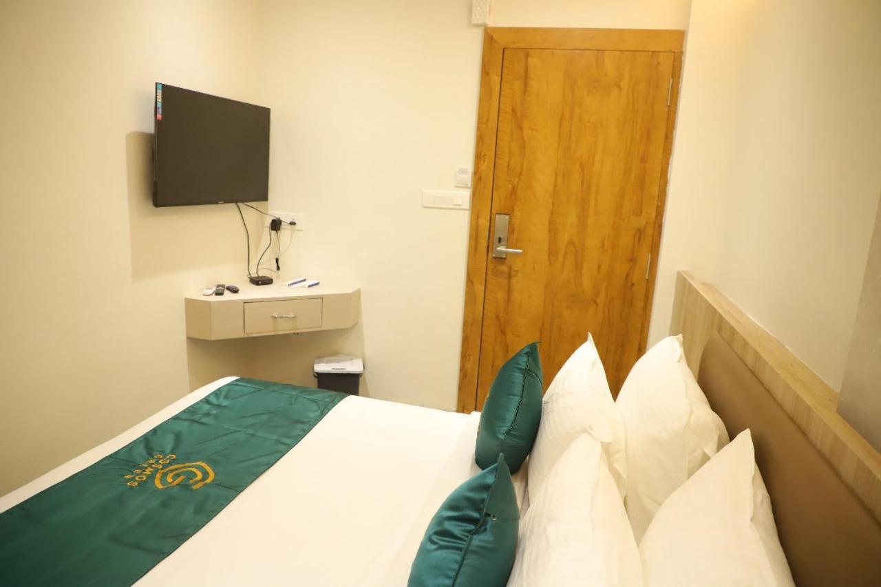 Hotel Cosmos Green Индор Екстериор снимка